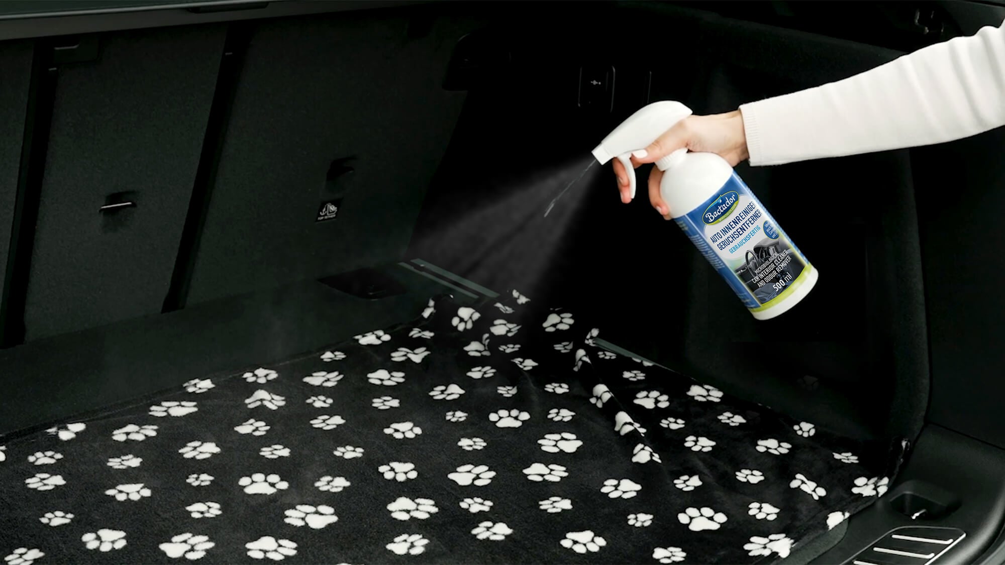 Kofferraum wird mit dem Bactador Auto Innenreiniger eingesprüht