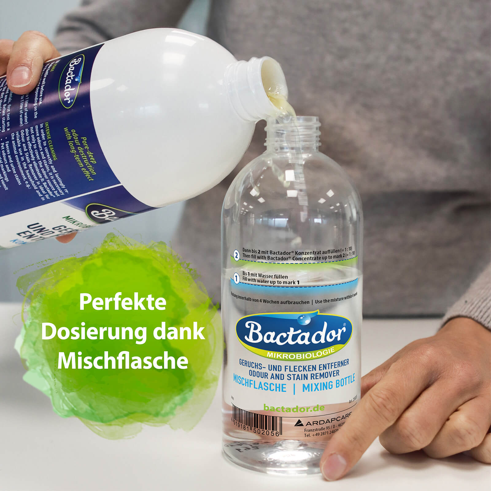 Konzentrat wird in Mischflasche gefüllt - Perfekte Dosierung dank Mischflasche