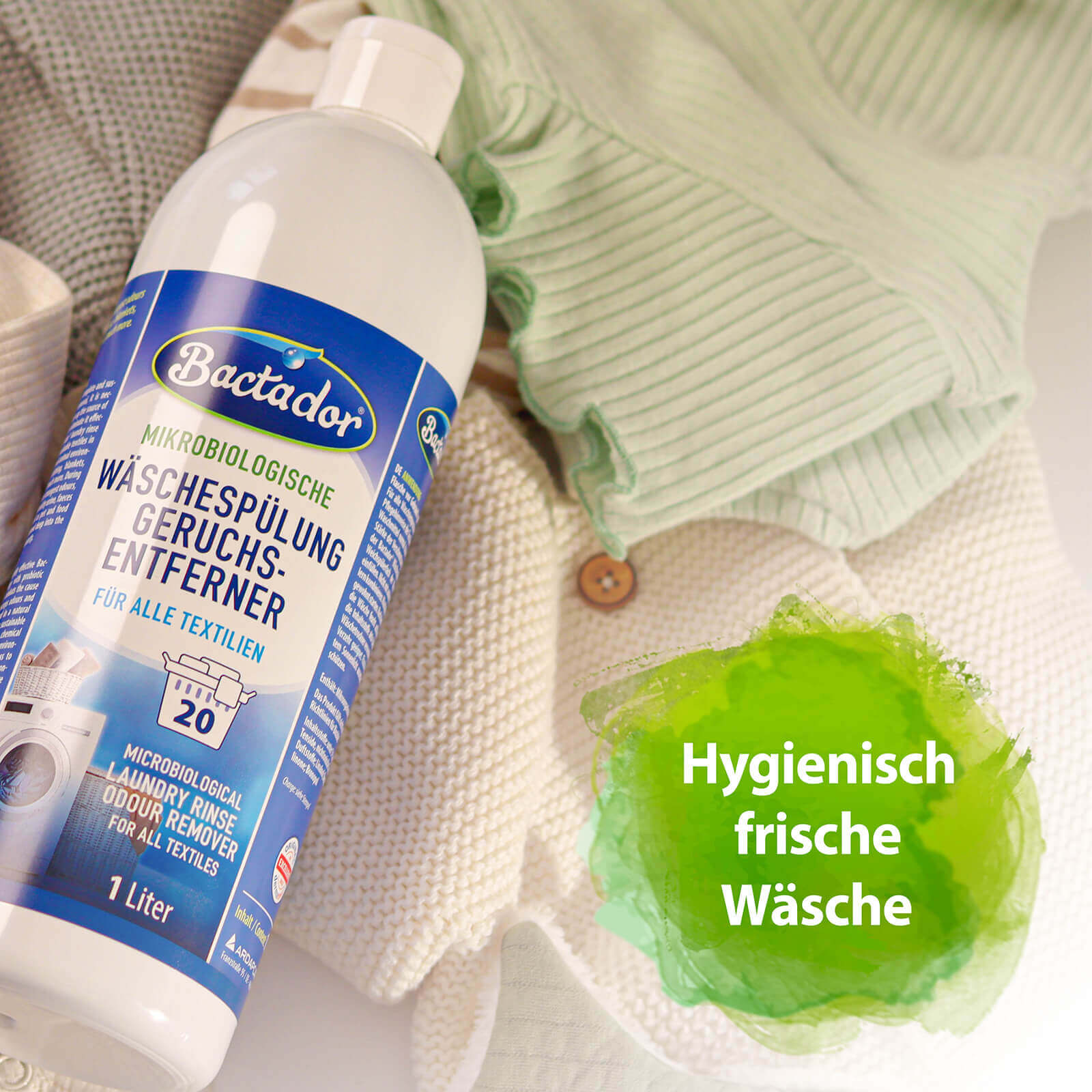 Wäschespülung liegt auf Baby Kleidung - Hygienisch frische Wäsche