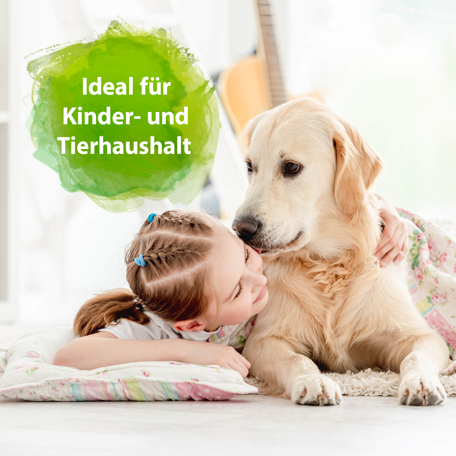 Mädchen, die Labrador umarmt liegend auf dem Boden - Ideal für Kinder- und Tierhaushalt