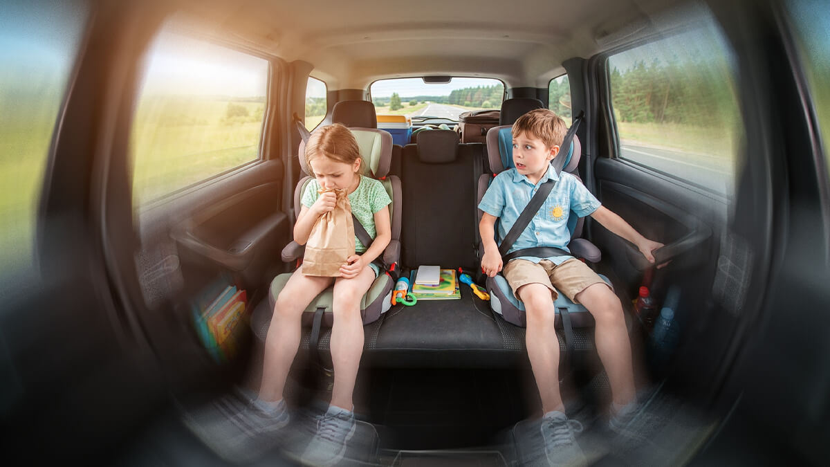 Kind im Auto muss sich übergeben