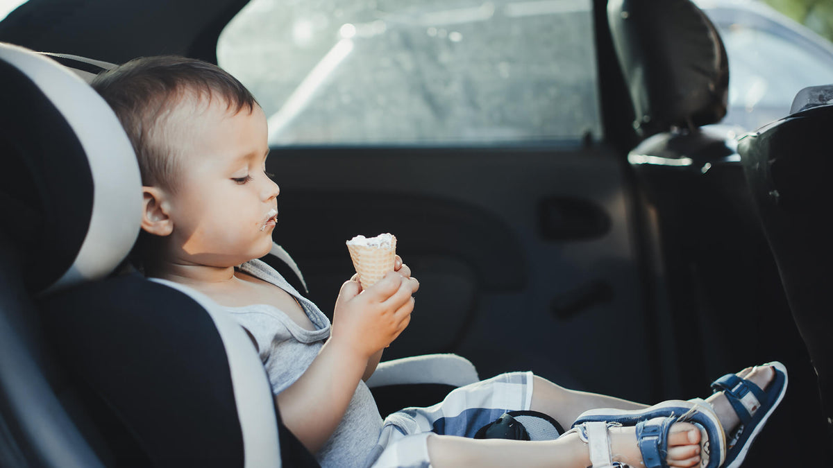 Kind kleckert mit Eis im Auto 