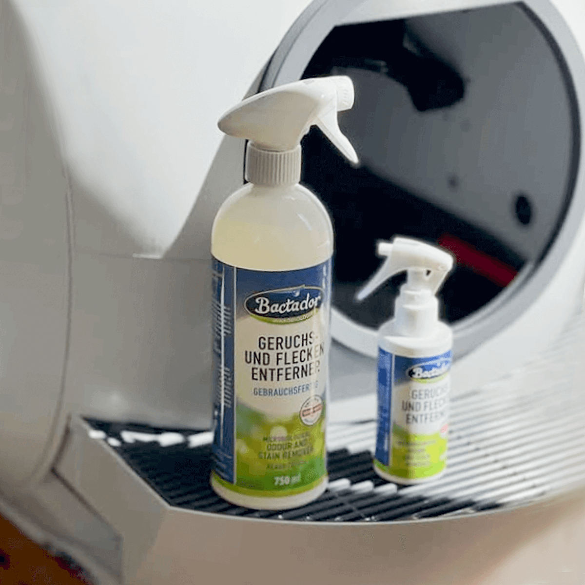 Bactador Flasche steht vor offener Katzentoilette