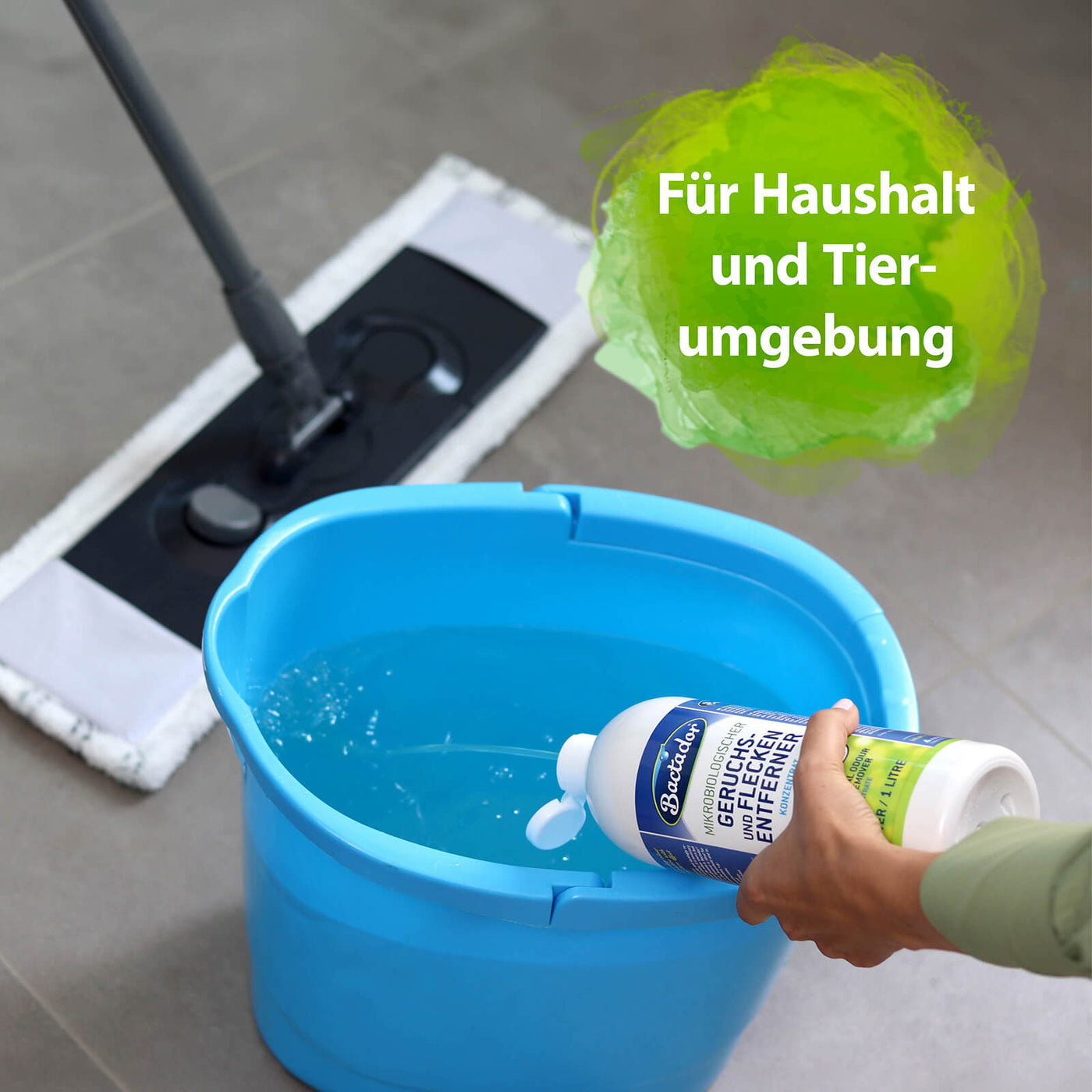 Konzentrat wird in Wischwasser geschüttet - Für Haushalt und Tierumgebung