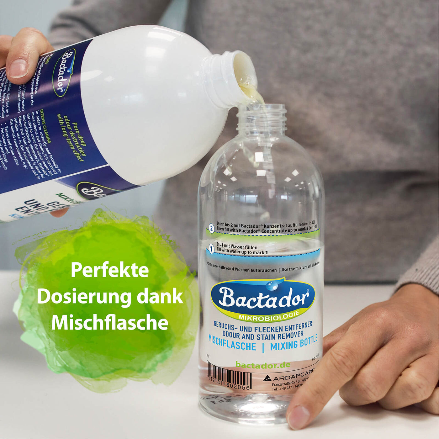 Konzentrat wird in Mischflasche gefüllt - Perfekte Dosierung dank Mischflasche