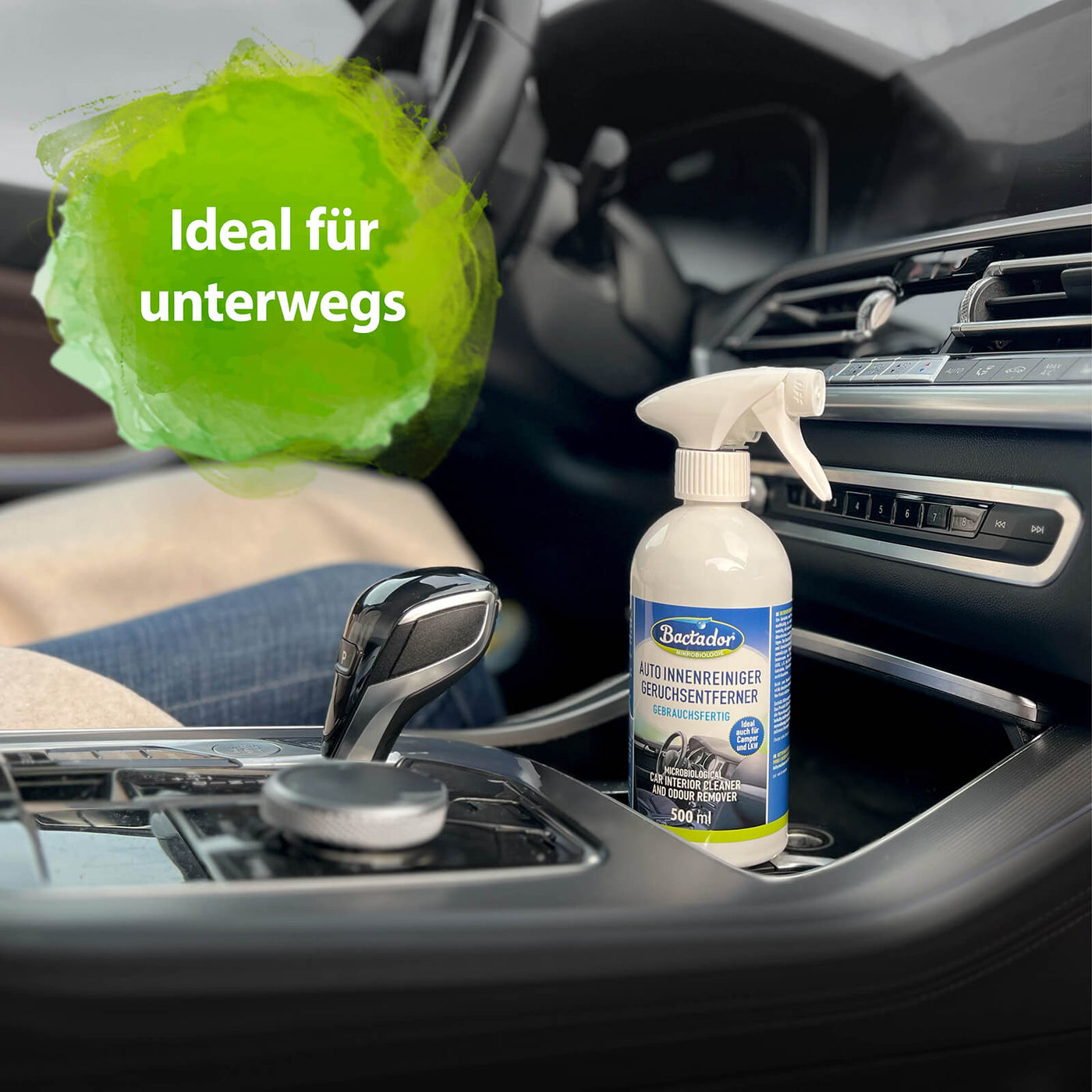 Bactador Spray im Auto mit der Schrift "Ideal für unterwegs" 