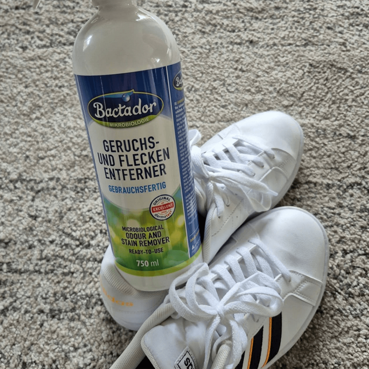 Bactador Spray steht auf weißen Sneakern